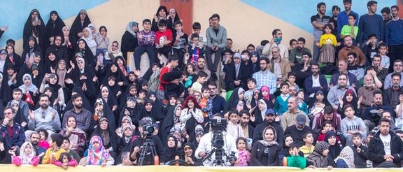 اعتراض امیررضا خادم: تماشای خانوادگی فوتبال در لیگ ممنوع است اما برای مداحان مشکلی ندارد