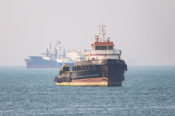 رویترز: امارات متحده عربی با خاموش کردن ردیابها، چند نفتکش را از تنگه هرمز عبور داده است