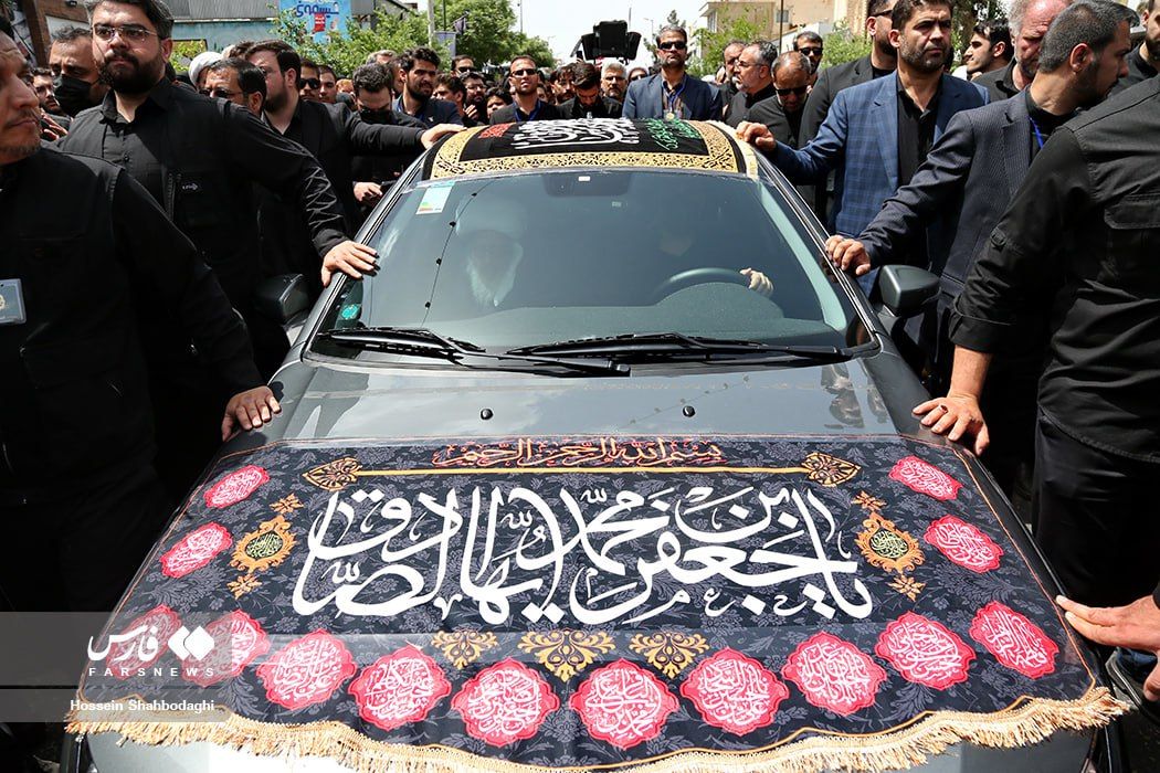 حسین وحید خراسانی در مراسم دسته‌روی سال ۱۴۰۴ به مناسبت مرگ امام ششم شیعیان، او یکی از بنیانگذاران دسته‌روی‌های جدید در دهه هفتاد است