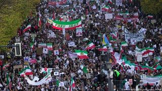 مبارزه سیاسی داخل و خارج نمیشناسد