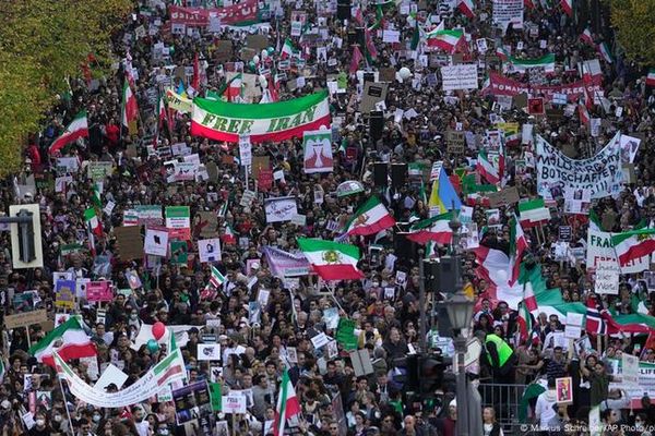 المقاومة السياسية لا تعرف الجغرافيا.. دور الداخل والخارج في إسقاط النظام