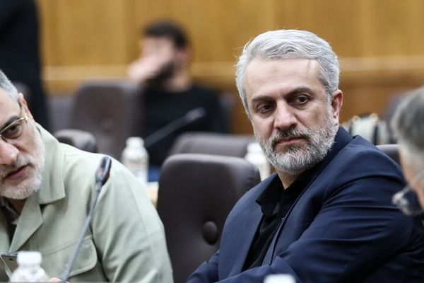 ما الذي يفعله وزير مدان في جلسة النائب الأول للرئيس الإيراني؟