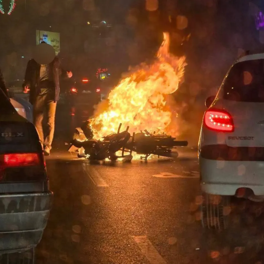 مستشار رئيس بلدية طهران: الشرطة تتبع سياسة "الصيد الأمني" تجاه الاحتجاجات