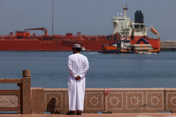 بعد قرار ترامب بحصارها بحريًا.. إيران تهدد دول المنطقة: أمن الموانئ إما للجميع أو لا أحد