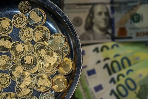 أسعار العملات والذهب تواصل الارتفاع في إيران والدولار يصل إلى 137 ألف تومان