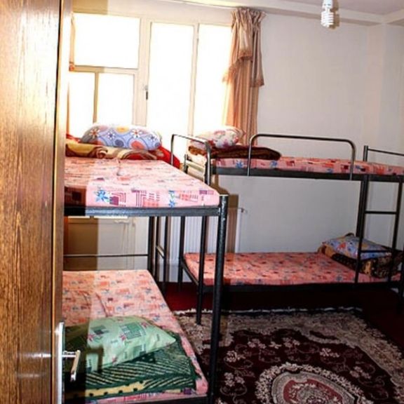 بنا بر گزارشها، اجاره یک تخت در یک اتاق ۱۲ نفر در جنوب تهران ۶۵۰ هزار تومان در ماه است