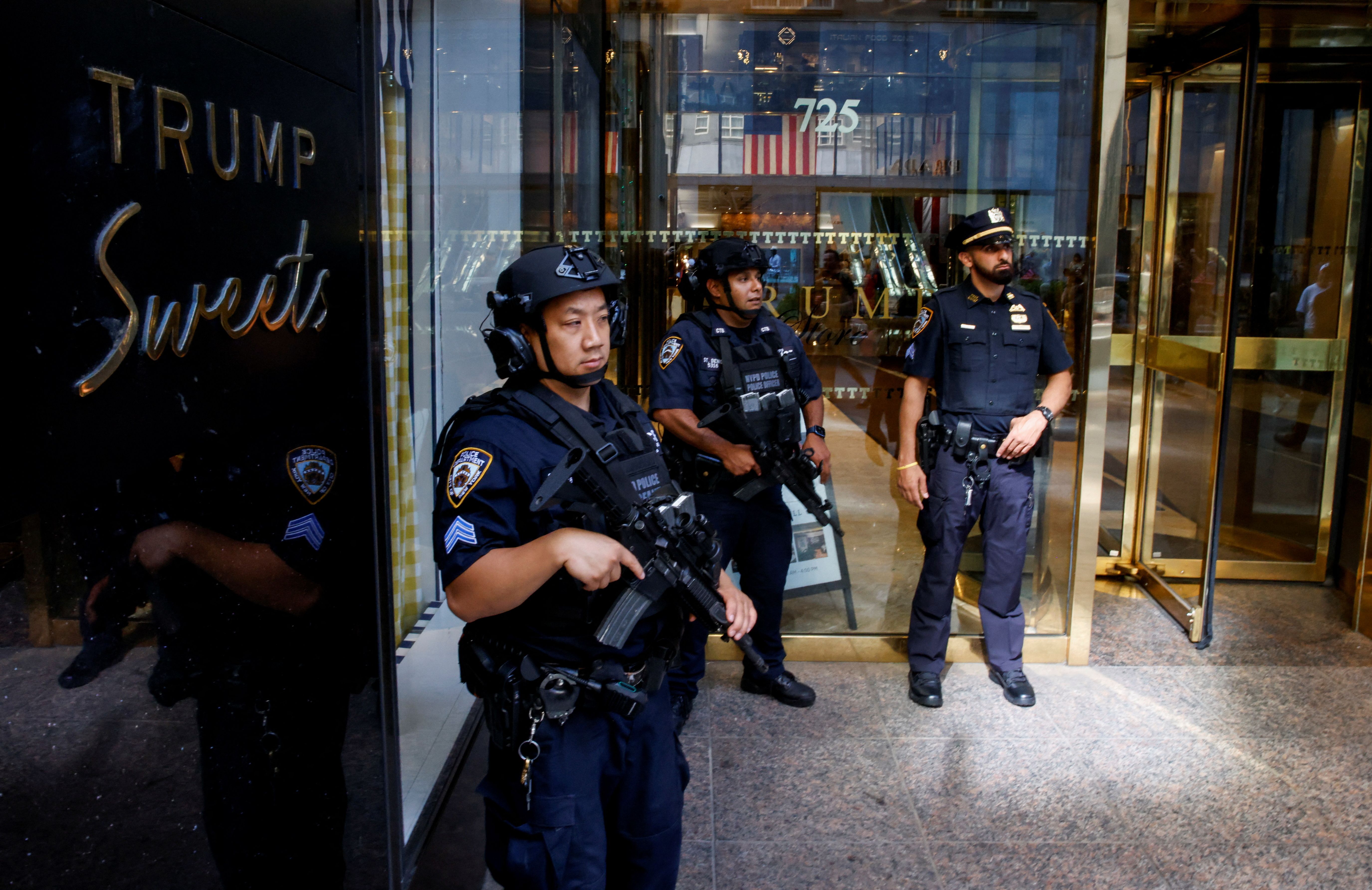 استقرار ماموران امنیتی در اطراف برج ترامپ پس از حمله به او، نیویورک، ۲۴ تیر