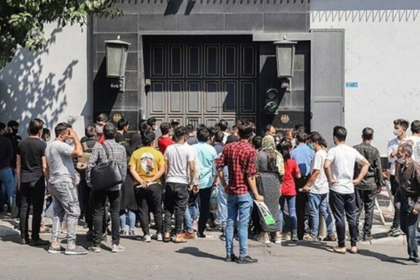 إيران تصف التقارير عن إغلاق السفارات في طهران بـ "حرب نفسية" من قبل إسرائيل