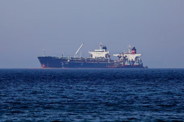 US weighs halting tankers at sea to squeeze Iran oil trade