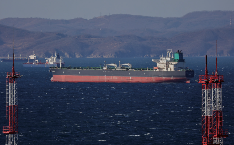 بلومبرگ: روزانه بیش از یک میلیون‌ بشکه نفت تحریم‌شده ایران به چین قاچاق می‌شود