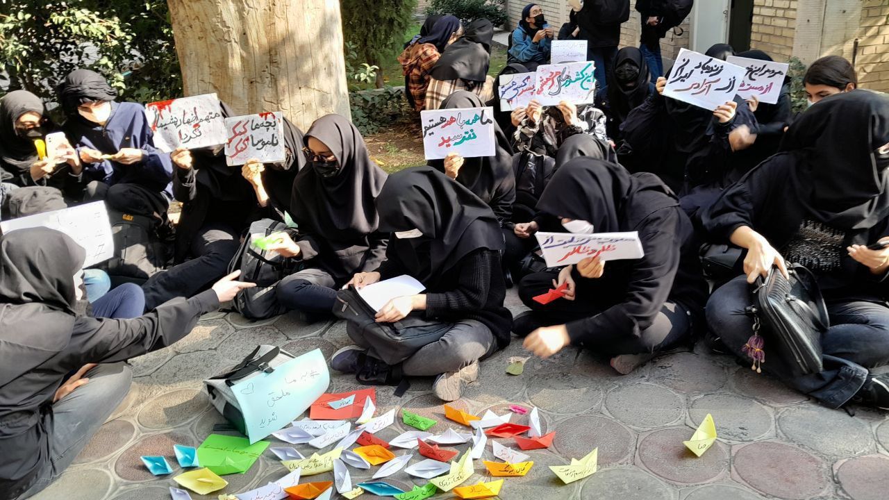 ادامه تجمع و اعتصاب در دانشگاه‌ها با شعار «کشته شده چند صد نفر، تیم ملی‌مون رفته قطر» 