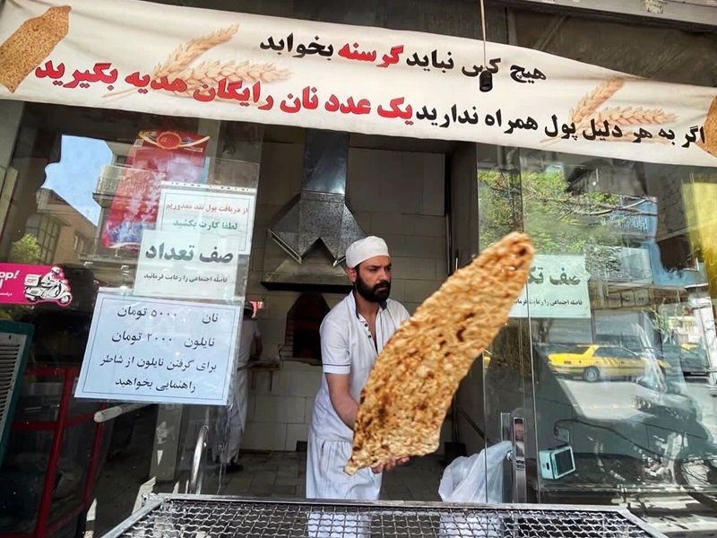 مخاطبان ایران‌اینترنشنال: قیمت نان و برنج در ایران تقریبا دو برابر شده است