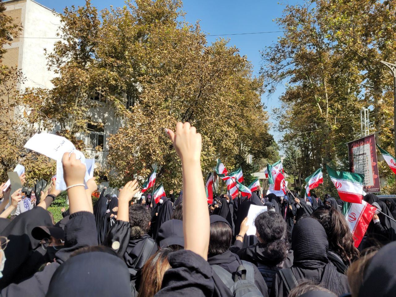 تجمعات در مدارس و دانشگاه‌ها از سر گرفته شد؛ جمع‌آوری کانکس‌های نیروی انتظامی در تهران