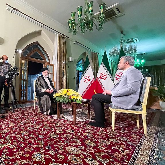 واکنش حسامالدین آشنا به مصاحبه ابراهیم رئیسی: «اگر این بیتعارف بود، با تعارف چگونه است؟»