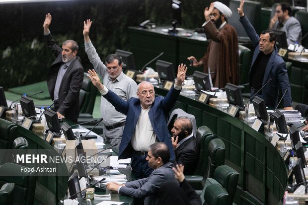 هک سرورهای مجلس، رای‌گیری درباره لایحه بودجه را قیام و قعودی کرد