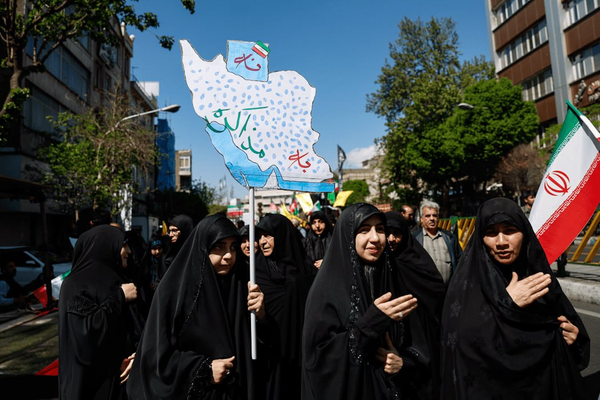 صحيفة "كيهان" التابعة للمرشد الإيراني تطالب بتعليق "مذكرة التفاهم" وإغلاق مضيق هرمز