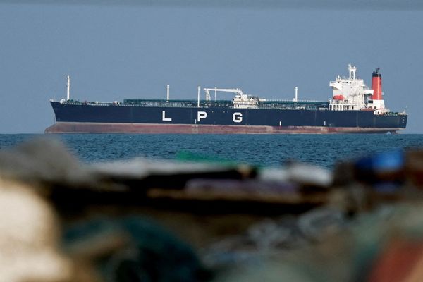 روسيا تعارض قيام النظام الإيراني بإغلاق مضيق "هرمز"