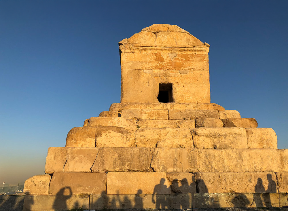 کوروش‌‌ستیزی خامنه‌ای، کوروش‌دوستی ایرانیان