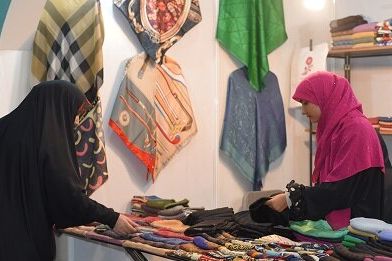 خبرگزاری مهر: در نمایشگاه قرآن برای «نذر حجاب» روسری را ۵۰ هزار تومان میفروشند