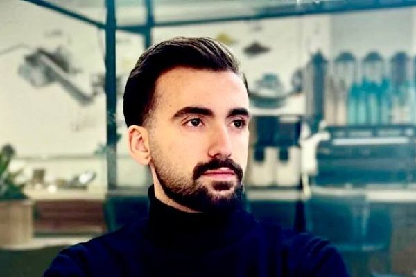 قُتل في احتجاجات طهران..قصة شاب إيراني عُثر على جثمانه ملفوفًا ببطانية خلف مستشفى "الغدير"