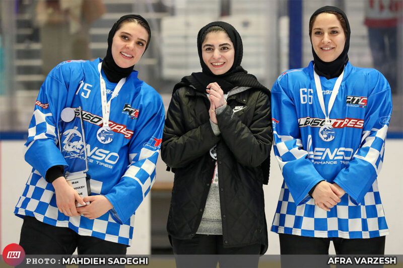 سرمربی تیم‌ملی هاکی روی یخ زنان: زنان ایرانی کلیشه‌ها را بشکنند، هاکی فقط برای مردان نیست