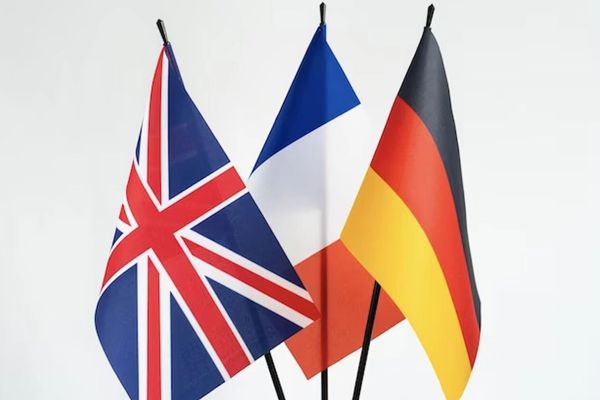 فرنسا وألمانيا وبريطانيا تطالب إيران باستئناف التعاون مع الوكالة الدولية للطاقة الذرية