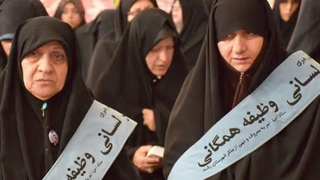 تصريحات خامنئي "الغامضة" تُطلق يد المتشددين لملاحقة النساء بسبب الحجاب