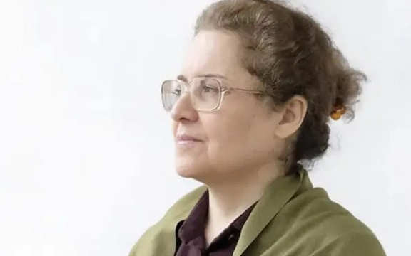 ناشطة إيرانية تدعو لمقاطعة الانتخابات الرئاسية وتؤكد: المشاركة فيها دعم للنظام