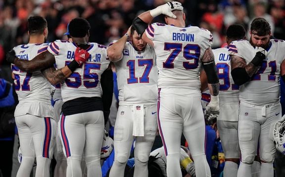 ایستقلبی یک بازیکن فوتبال آمریکایی در زمین مسابقه