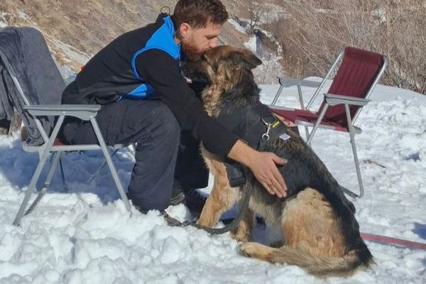 معترضی که وقتی ایستاد تا به زنی مسن کمک کند، هدف گلوله قرار گرفت