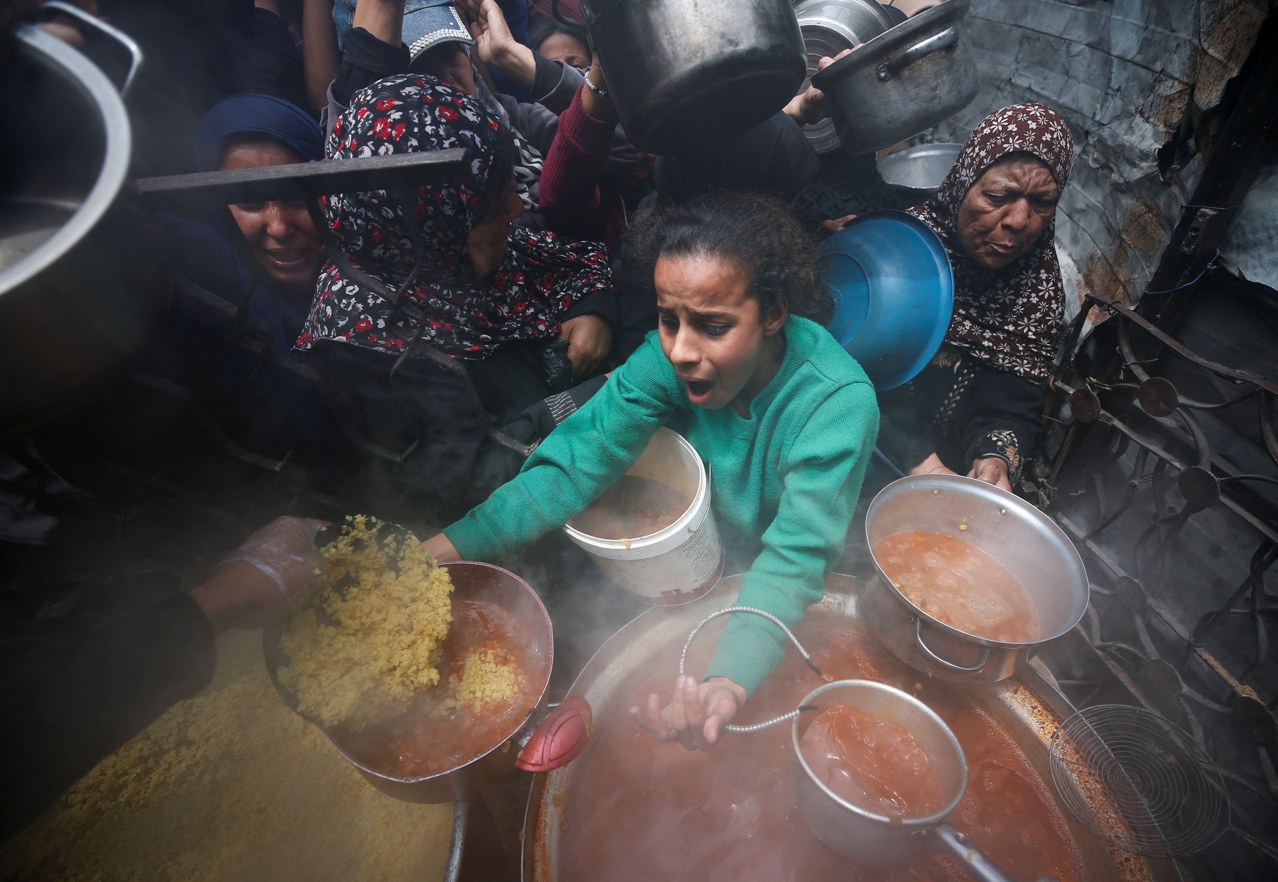 فلسطینیان در صف دریافت غذا در بیت لاهیا در شمال نوار غزه، هشتم اردیبهشت