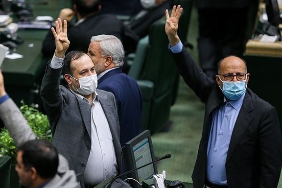 Lawmakers discussing Iran's budget in a session on January 9, 2022