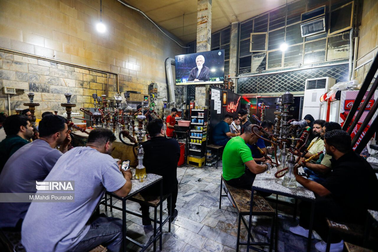 People watching a presidential debate from a teahouse in Karaj (June 2024) 