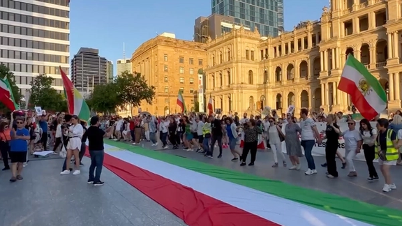 Australian-Iranians holding a rally in support of protests in Iran