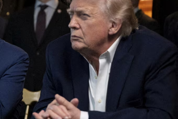 ترامپ درباره اعتراضات ایران: بگذاریم همه به میدان بیایند و ببینیم چه کسی سر بر میآورد