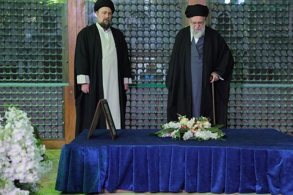 حسن خمینی: خامنهای با مرگی سرخ، قهرمان مردم ایران و جهان شد