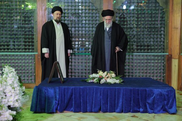 حفيد الخميني: خامنئي أصبح بطلاً للشعب الإيراني والعالم