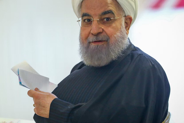 روحاني: قوة إيران مرتبطة بتعزيز الوحدة الوطنية وتقليص تدخل القوات المسلحة في السياسة