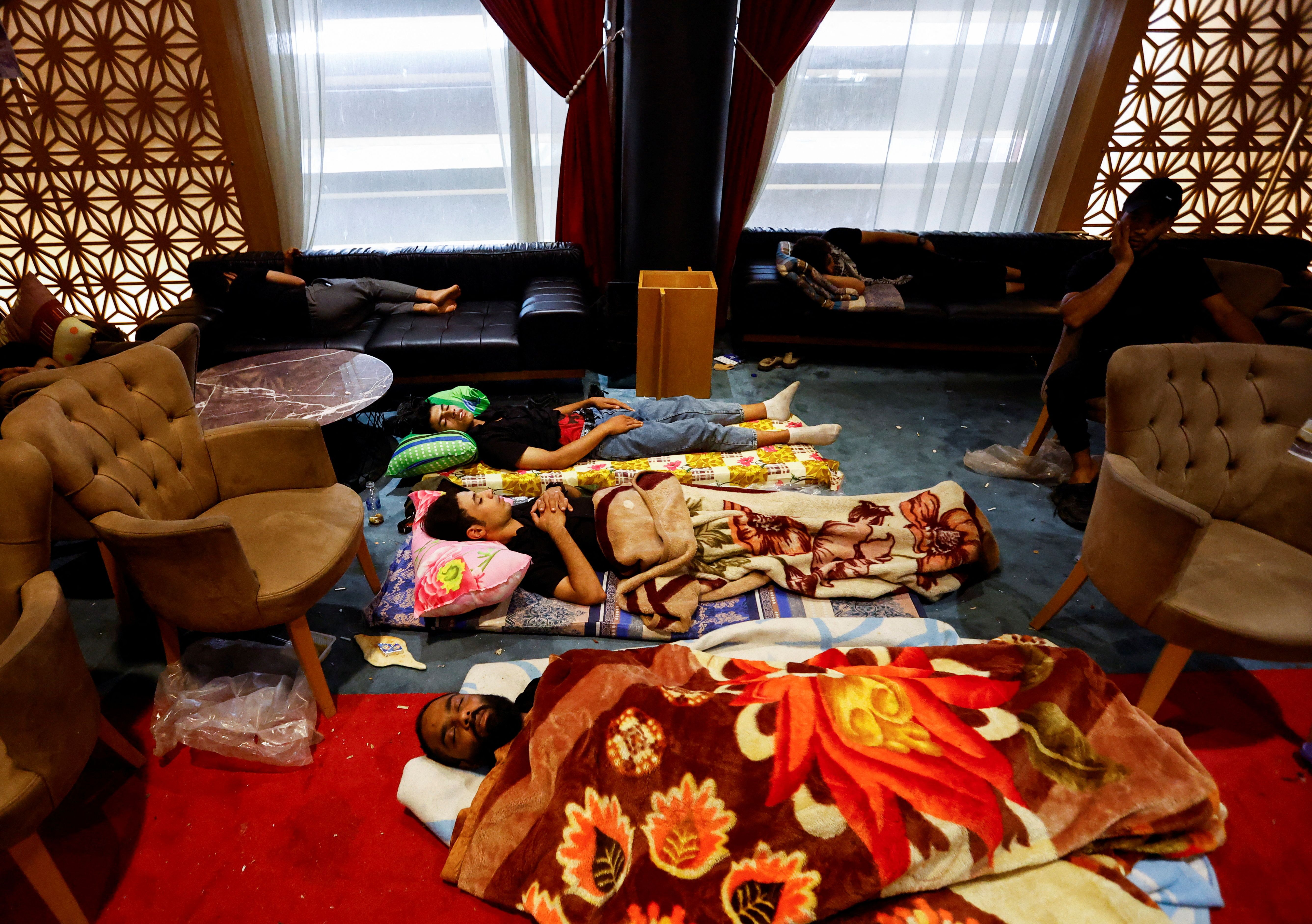 بن‌بست سیاسی در بغداد؛ تحصن حامیان صدر در پارلمان عراق ادامه دارد