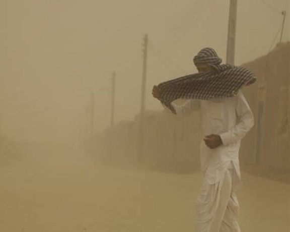 همه ادارات پنج شهرستان منطقه سیستان در روز دوشنبه به علت گرد و غبار تعطیل اعلام شد