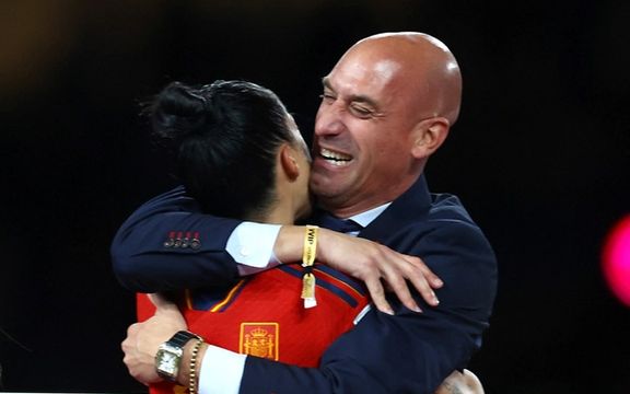 نخستوزیر اسپانیا در واکنش به بوسه جنجالی: عذرخواهی کافی نیست، روبیالس کنارهگیری کند