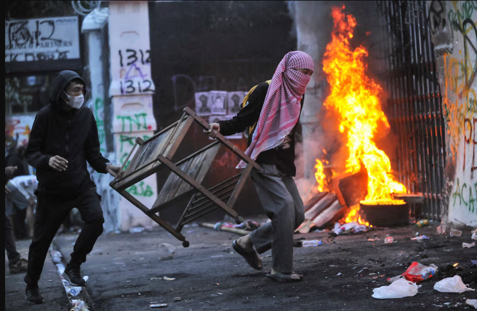 پلیس اندونزی با شلیک گلوله پلاستیکی و گاز اشک‌آور، بحران سیاسی را شعله‌ورتر کرد