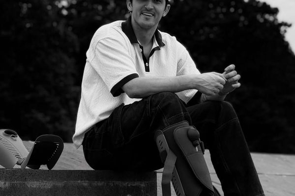 سردار آزمون: همیشه کنار مردم کشورم میمانم