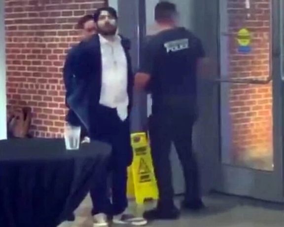 این تصویر از ویدیویی که زمان بازداشت این فرد را نشان میدهد و در ایکس منتشر شده، اسکرینشات گرفته شده است