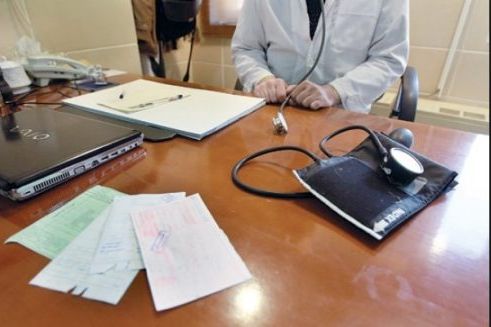 برلماني إيراني: تفاقم ظاهرة "الرشاوى تحت الطاولة" في القطاع الطبي