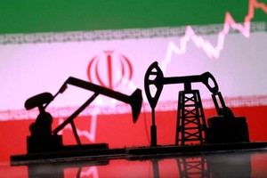 رویترز: آمریکا فروش موقت نفت ایران در دریا را برای مهار قیمتها مجاز کرد