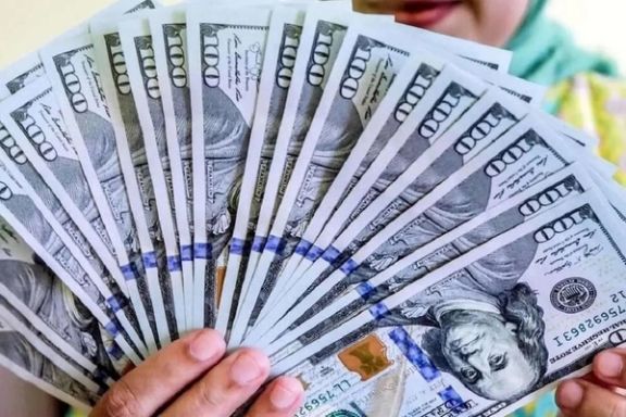 الدولار يواصل صعوده القياسي في إيران ويتخطى 131 ألف تومان لأول مرة وارتفاع غير مسبوق للذهب