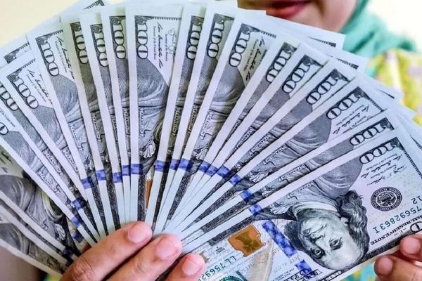 الدولار يواصل صعوده القياسي في إيران ويتخطى 131 ألف تومان لأول مرة وارتفاع غير مسبوق للذهب