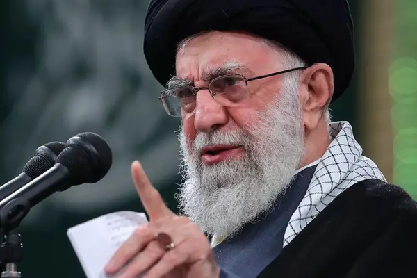 خامنئي: أزمة الغبار وتلوث الهواء في إيران من أصغر التحديات