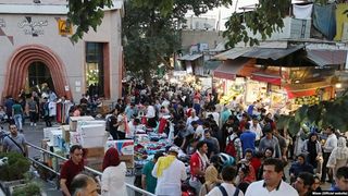 مع اقتراب العام الإيراني الجديد.. حكومة طهران تواجه صعوبات في زيادة الأجور ومواجهة التضخم